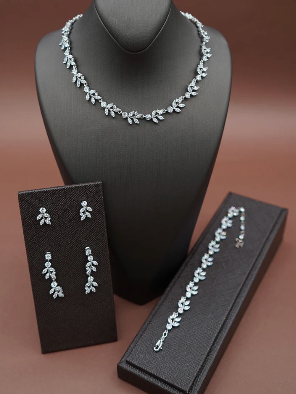 Ellee Couture Boutique LEEN Simulates Diamond Jewelry Set